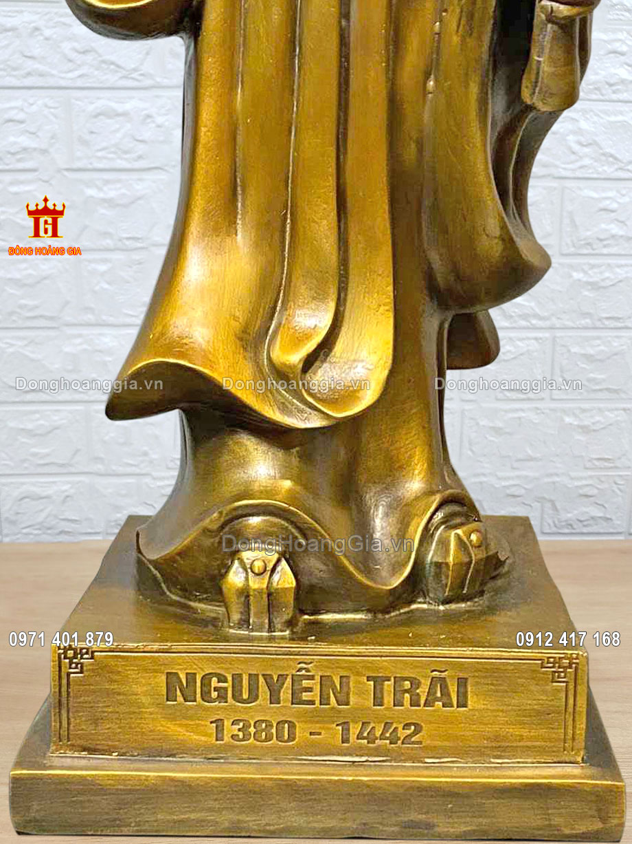 Pho tượng với màu sắc nâu đồng cổ kính và sang trọng